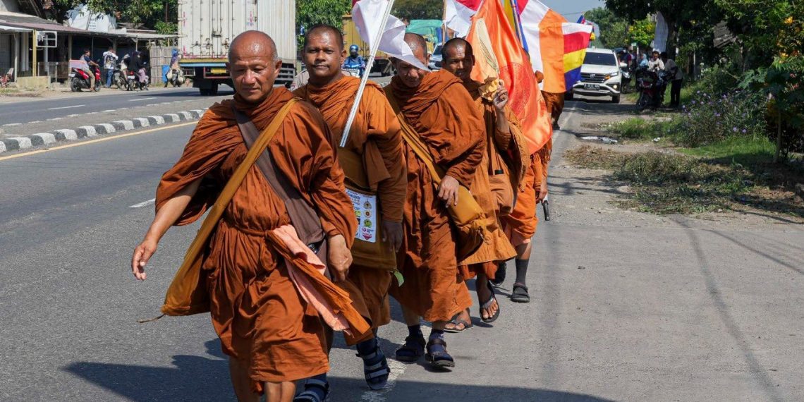 Sambut Waisak 2026, Biksu Empat Negara Menuju Borobudur dengan Berjalan Kaki