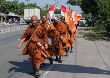 Sambut Waisak 2026, Biksu Empat Negara Menuju Borobudur dengan Berjalan Kaki