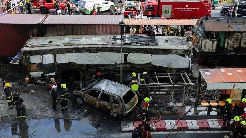 Masinis Positif Narkoba, Kereta Tabrak Bus di Bangkok hingga Terbakar: 8 Orang Tewas