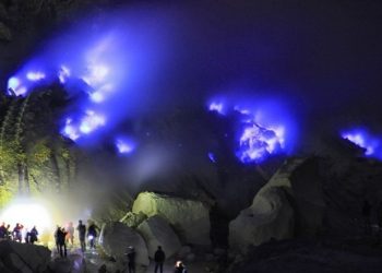 Fenomena Api Biru Kawah Ijen Kembali Viral, Ini Penjelasan Ilmiahnya
