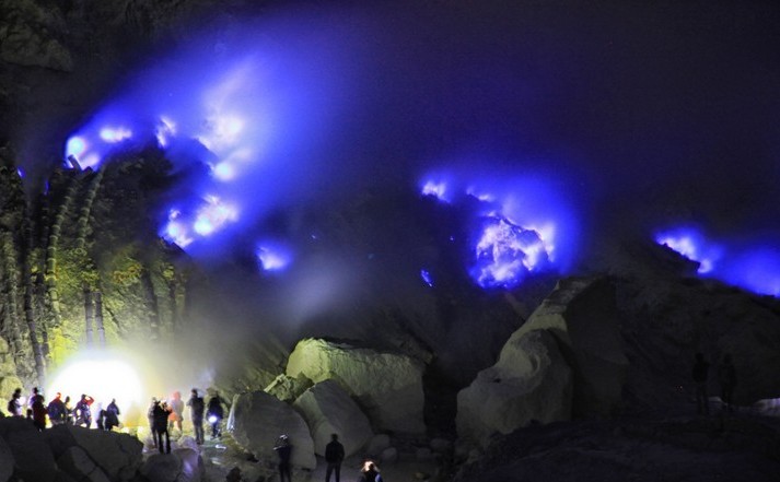 Fenomena Api Biru Kawah Ijen Kembali Viral, Ini Penjelasan Ilmiahnya