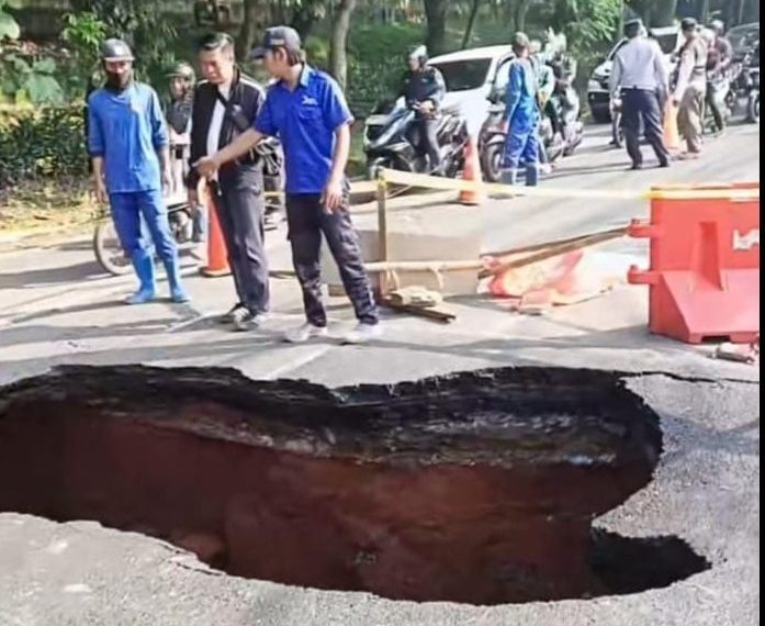 Jalan Raya Lenteng Agung Ambles, Arus Lalu Lintas ke Depok Tersendat