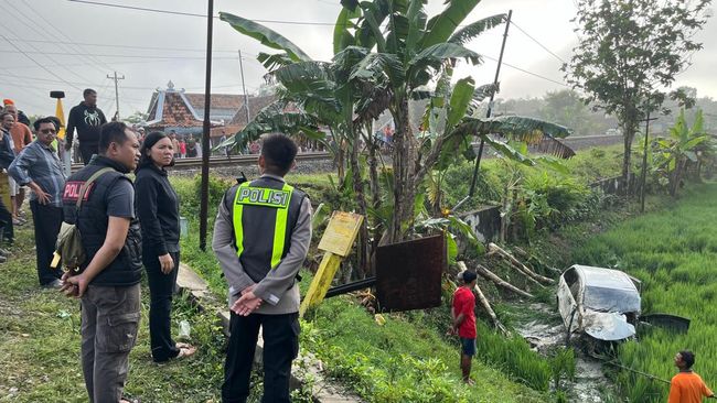 KA Argo Bromo Anggrek Tabrak Avanza di Grobogan, 4 Orang Tewas