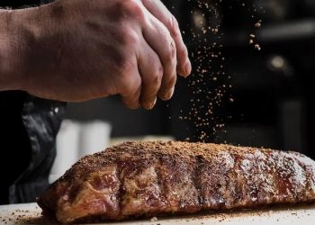 Bukan Salah Bumbunya, Ini Alasan Daging Masakan Rumah Teksturnya Keras dan Kering