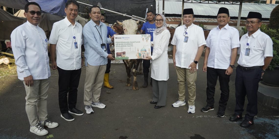Jamkrindo Salurkan Puluhan Hewan Kurban untuk Masyarakat di Berbagai Daerah