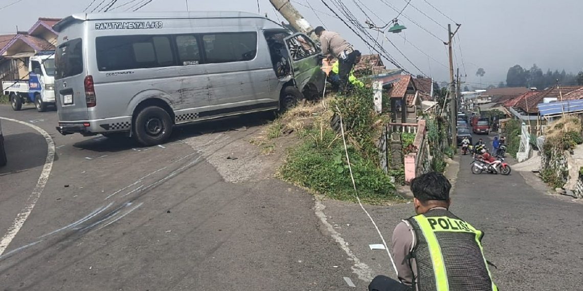Kecelakaan Beruntun Gegerkan Jalur Bromo, Hiace Diduga Alami Rem Blong