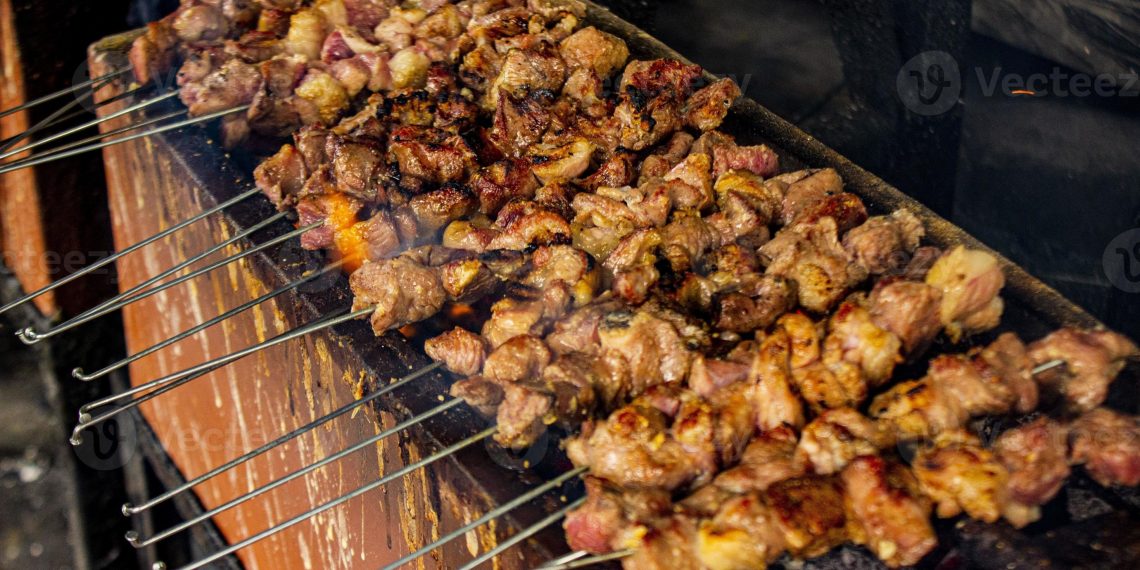 Tenang Dulu, Minum Es Setelah Makan Sate Tidak Bikin Lemak Beku di Perut Kamu
