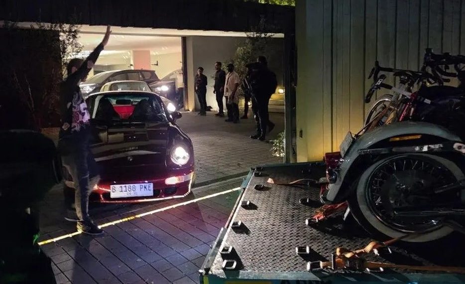 KPK Sita Mobil Sport, Harley, dan Valas dari Rumah Silmy Karim