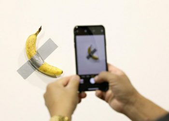 Museum Prancis Laporkan Pencurian Pisang dari Instalasi Seni “Comedian”