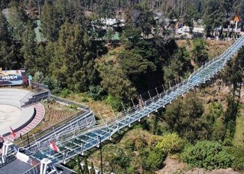 Wisata Jembatan Kaca Bromo Dibuka, Pengunjung Bisa Nikmati Pemandangan Tiga Gunung