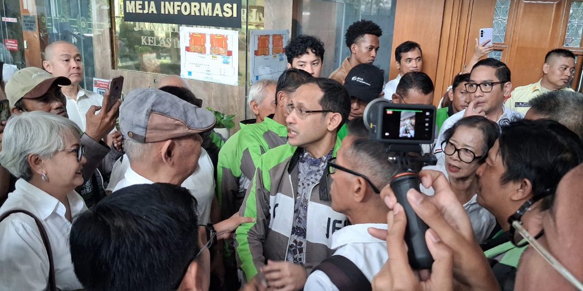 Sidang Pleidoi Kasus Chromebook Digelar, Nadiem Makarim Tampil dengan Jaket Ojol