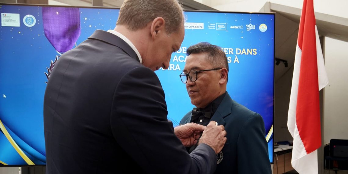 Wakil Rektor ITB Rikrik Kusmara Dianugerahi Medali Kehormatan dari Prancis