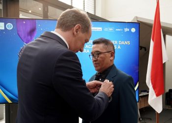 Wakil Rektor ITB Rikrik Kusmara Dianugerahi Medali Kehormatan dari Prancis