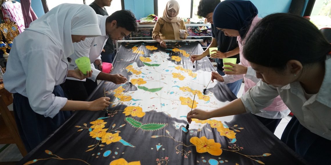 PLN Indonesia Power Dorong Pemberdayaan Penyandang Disabilitas Lewat Batik Ramah Lingkungan