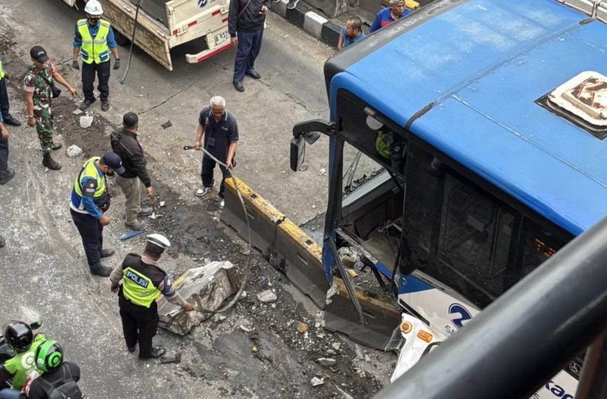 Bus TransJakarta Tabrak Separator Busway, MT Haryono Macet Parah