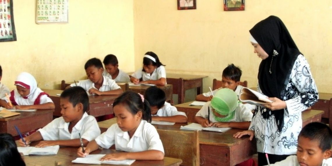 Gaji Guru Diusulkan Minimal Rp 5 Juta per Bulan, Komisi X Sebut Lebih Layak