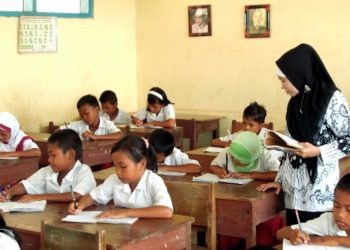 Gaji Guru Diusulkan Minimal Rp 5 Juta per Bulan, Komisi X Sebut Lebih Layak