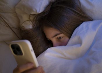 Psikologi Ungkap 8 Karakter yang Sering Dimiliki Orang yang Membuka Ponsel Saat Baru Bangun Tidur
