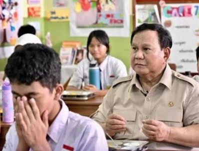 Prabowo Tinjau MBG 2026, Makan Bersama Siswa di SMPN 111 Jakarta