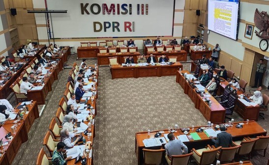 Pemerintah Usulkan Batas Usia Pensiun Polri Berbeda Berdasarkan Kepangkatan