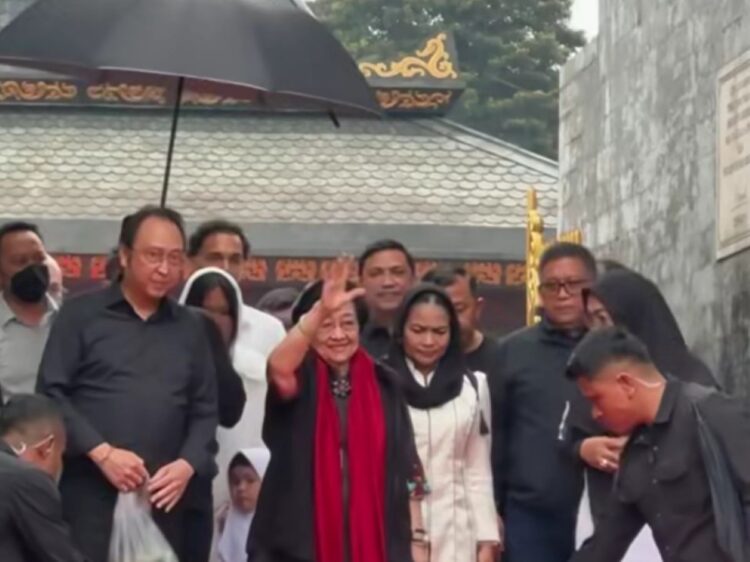 Dari Bali ke Blitar, Megawati Ziarah Makam Bung Karno dan Sempat Berdialog dengan Warga