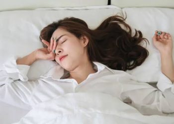 Tidur dengan Rambut Basah Bisa Sebabkan Flu, Apa Benar?