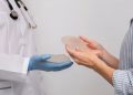 Benarkah Mikroplastik Menumpuk di Tubuh? Perdebatan Ilmiah Masih Berlanjut