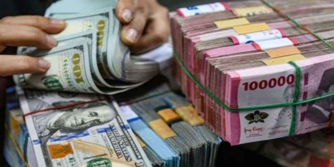 Rupiah Kembali Tembus Rp18.000 per Dolar AS, Ini Penyebabnya