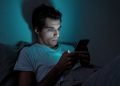 Terlalu Sering Main HP Sebelum Tidur? Ini Dampaknya bagi Kesehatan