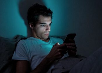 Terlalu Sering Main HP Sebelum Tidur? Ini Dampaknya bagi Kesehatan