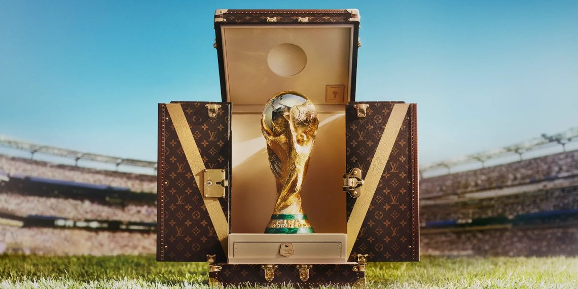 Trofi Piala Dunia 2026 Kembali Dibawa dalam Koper Mewah Louis Vuitton
