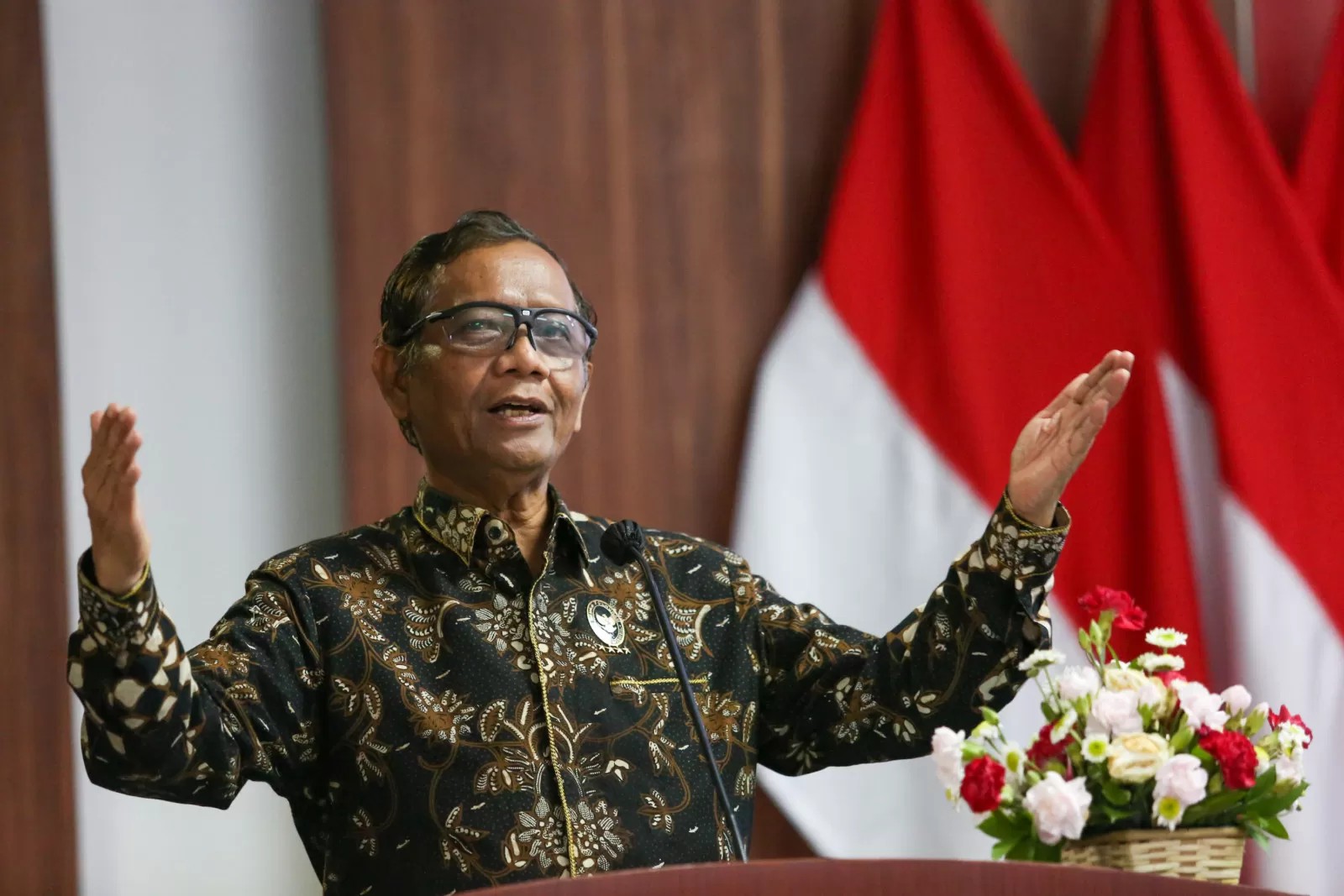 Mahfud MD Pertanyakan Dasar Hukum Pengalihan Penyidikan Kasus Febrie ke Kejagung