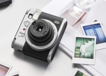 FUJIFILM Indonesia menghadirkan instax mini 99 Matte Silver dengan fitur fotografi analog kreatif. Kamera ini dijual mulai Rp3.599.000.