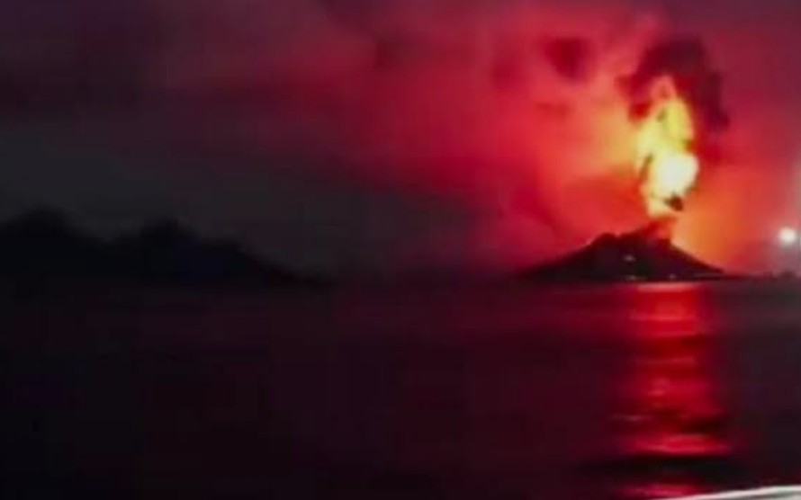 Gunung Anak Krakatau Berstatus Siaga, KSOP Imbau Kapal Jauhi Kawah Aktif