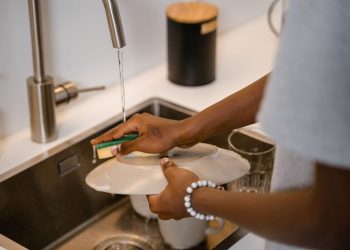 Dikira Sudah Bersih, Ini Kesalahan Umum saat Mencuci Piring Menurut Ahli Mikrobiolgi