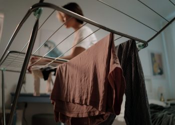 3 Tips Hilangkan Bau Apek pada Pakaian yang Masih Basah
