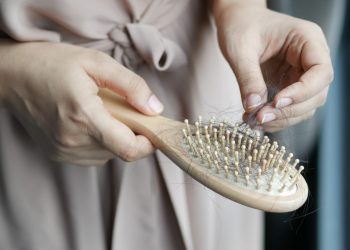 Seberapa Penting Membersihkan Sisir Rambut? Ini Penjelasannya