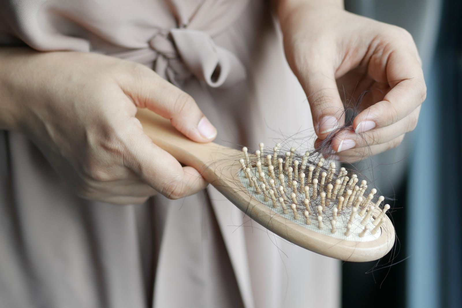 Seberapa Penting Membersihkan Sisir Rambut? Ini Penjelasannya