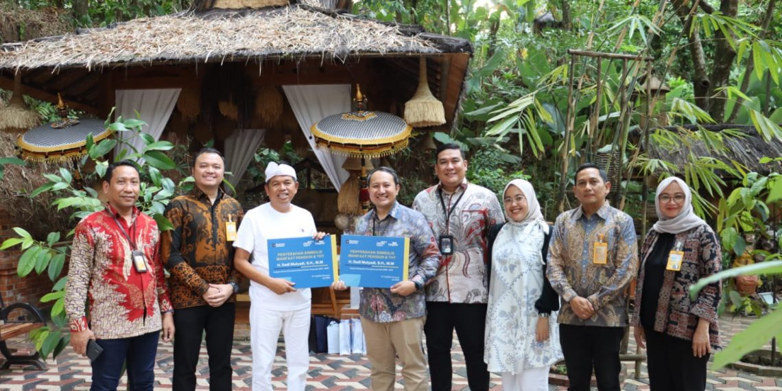 Simbolis Penyerahan THT dan Pensiun dari Bank Mandiri Taspen dan Taspen kepada KDM, Gubernur Jawa Barat