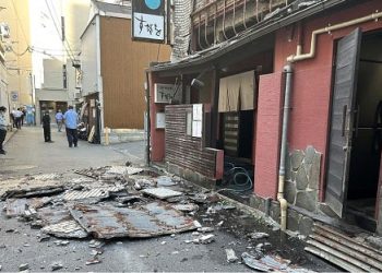 Korban tewas gempa magnitudo 7,1 di Prefektur Kumamoto, Jepang, bertambah menjadi 13 orang. Tim penyelamat masih mencari korban yang tertimbun reruntuhan.