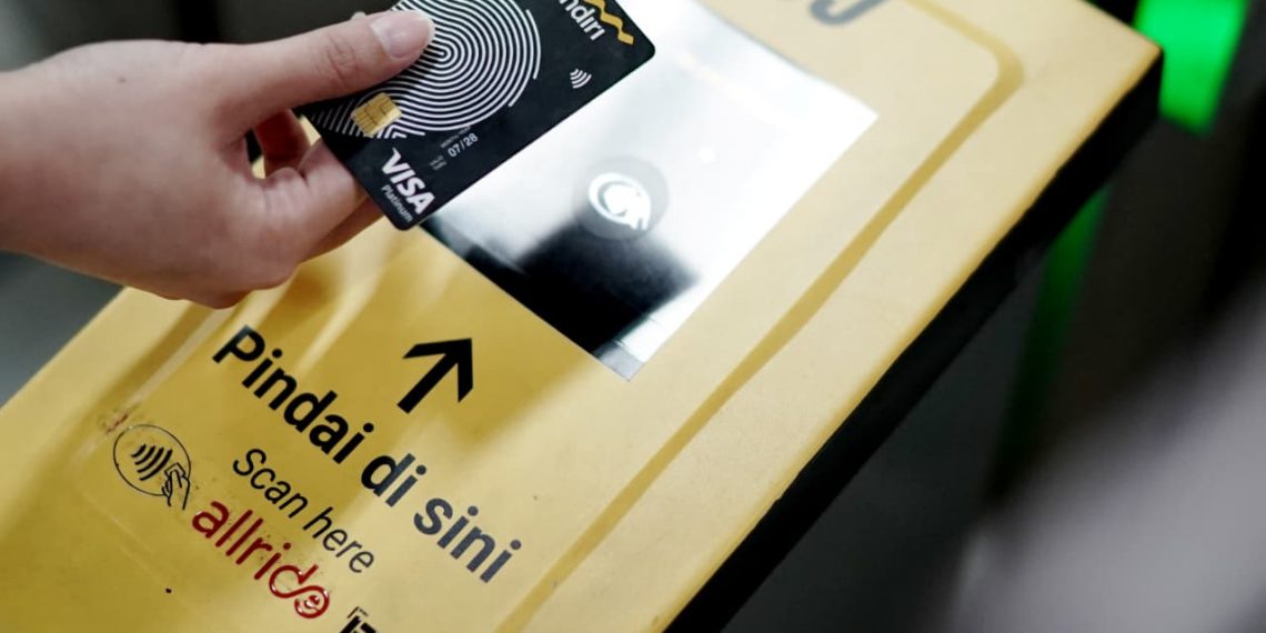 Bank Mandiri mendukung pembayaran tiket MRT Jakarta menggunakan kartu kredit contactless berbasis EMV global yang lebih praktis, cepat, dan aman.