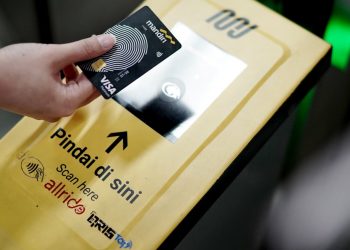 Bank Mandiri mendukung pembayaran tiket MRT Jakarta menggunakan kartu kredit contactless berbasis EMV global yang lebih praktis, cepat, dan aman.