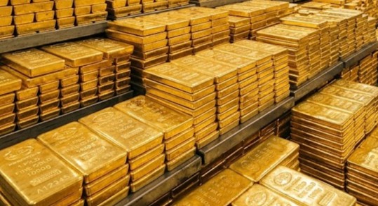 Harga Emas Dunia Terkoreksi, Peluang Kenaikan Suku Bunga The Fed Makin Besar
