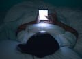 Sering Scroll Konten Negatif? Kebiasaan Ini Bisa Picu Stres dan Sulit Tidur