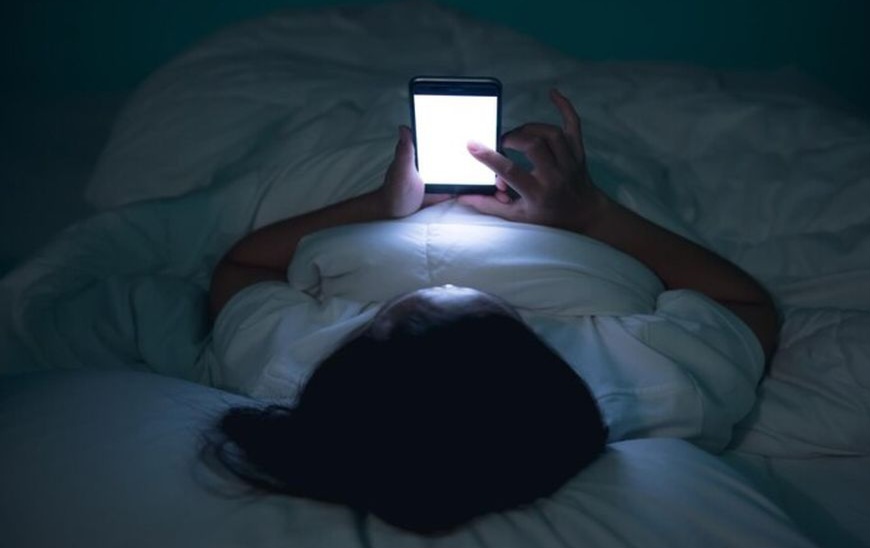 Sering Scroll Konten Negatif? Kebiasaan Ini Bisa Picu Stres dan Sulit Tidur