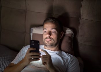 Doomscrolling Bisa Memicu Kecemasan, Begini Penjelasan dan Cara Menguranginya