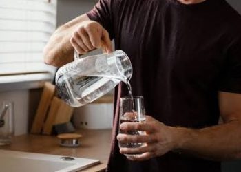 Minum Air Putih Berlebihan Juga Berbahaya, Ini Takaran Ideal untuk Orang Dewasa
