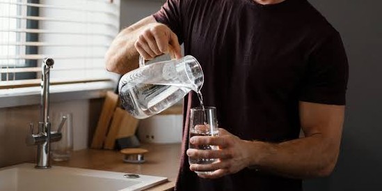 Minum Air Putih Berlebihan Juga Berbahaya, Ini Takaran Ideal untuk Orang Dewasa