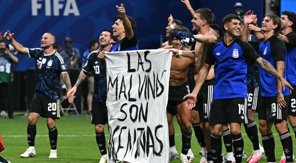 FIFA Selidiki Spanduk Falkland, Gedung Putih Pasang Badan untuk Argentina