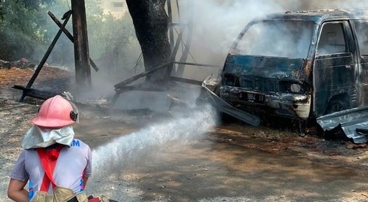 Bakar Sampah Sembarangan Berujung Petaka, Mobil dan Warung di Kronjo Hangus Terbakar
